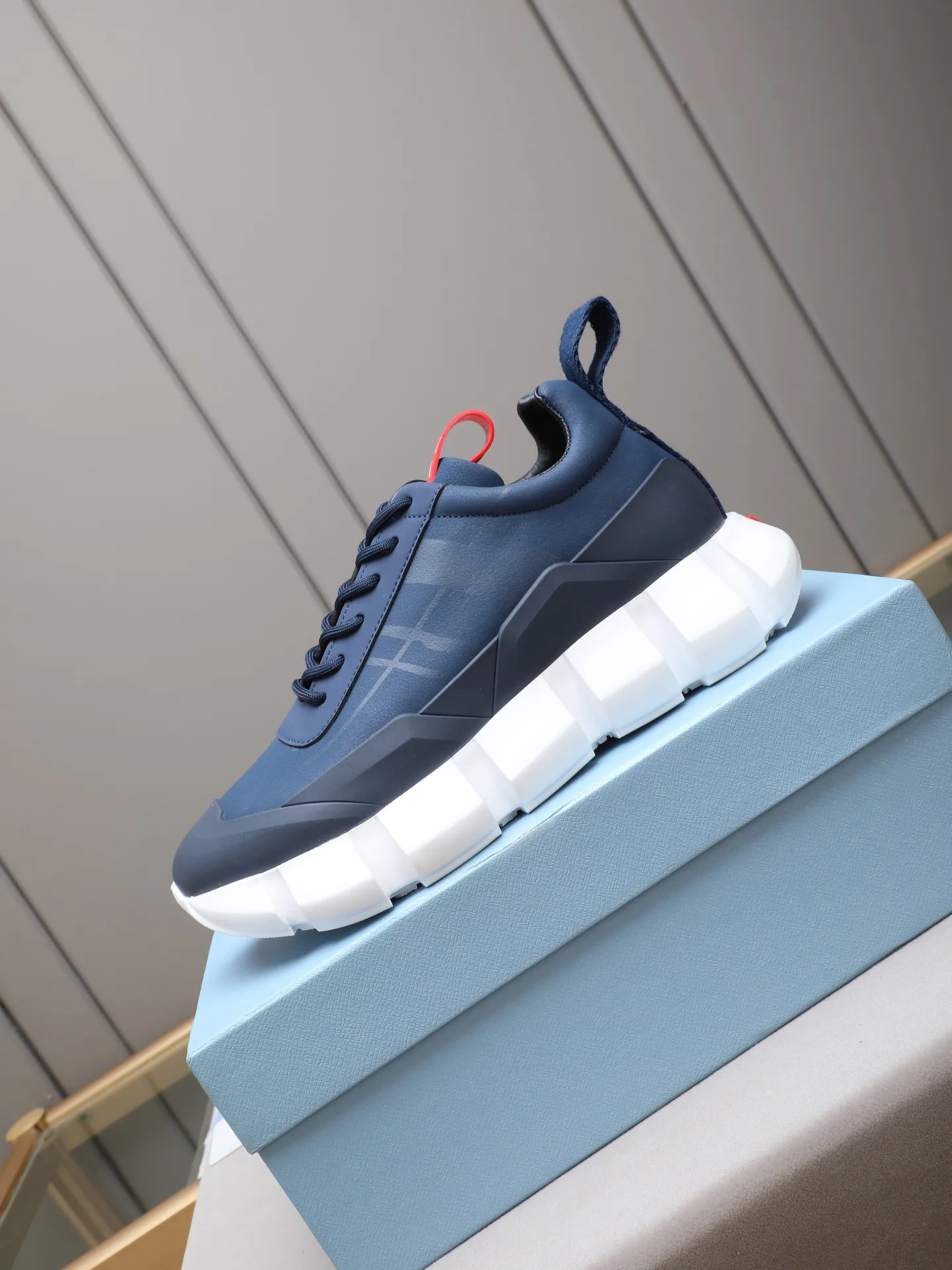 Men's shoes 💰500 PRADA/Prada men's lace-up casual sports shoes, the upper is made of imported first-layer calfskin, soft, comfortable and breathable ➕ washed sheepskin! The tongue is decorated with the PRADA brand letter logo. The rubber thick sole echoes the red label tongue. The style is fashionable and elegant. The details are carefully crafted. A casual sports shoe with a super western style and excellent breathability!  Size: 38-44 (45 46 customized)